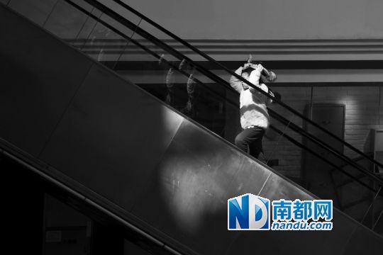 12月12日上午，正佳廣場(chǎng)內(nèi)，任淘淘在扶梯上奔跑玩耍。