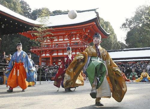 京都市左京區(qū)的下鴨神社舉行新年例行活動(dòng)“蹴鞠”。