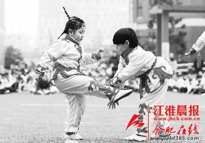 兩名小朋友在進(jìn)行武術(shù)對打表演。
