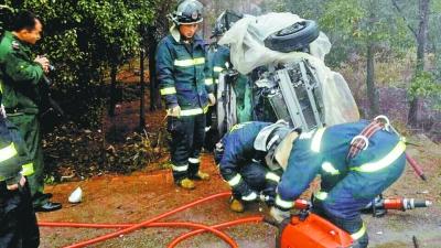 消防官兵正準備拆車門救人。