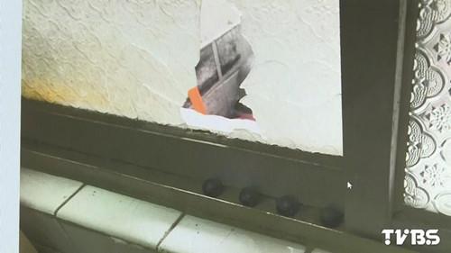 婦人家的窗戶被打出大洞。圖自TVBS網(wǎng)站