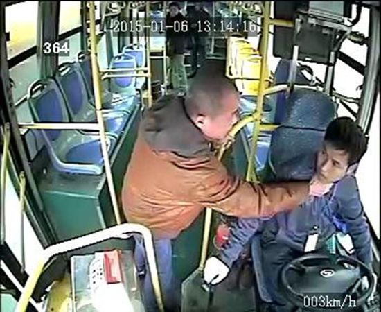 車載監(jiān)控視頻顯示，806路公交車司機袁宋林在車輛行駛中拒絕一乘車男子提出停車的要求后，遭到該男子的反復毆打。視頻截圖