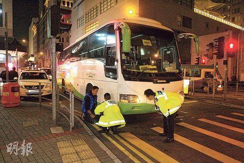 據(jù)香港明報報道，香港西九龍昨(8日)發(fā)生追趕村巴釀成的奪命車禍。