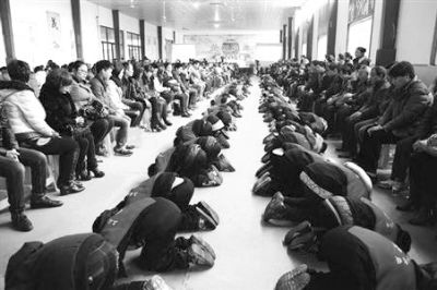學(xué)生們?cè)诶蠋煹闹笇?dǎo)下，一起給父母下跪謝恩。微博截圖
