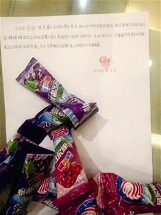 為表謝意，他特意買來20根棒棒糖送給民警。