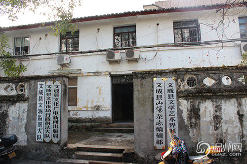 文成縣府大院除了主樓外，其他的基本為磚木結(jié)構(gòu)的兩層小樓