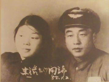 當(dāng)年的結(jié)婚照老人還保留得很好。