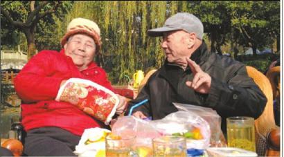結(jié)婚60年，梁玉芹婆婆和王再功爺爺恩愛(ài)如初。