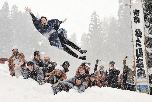 新婚男子被扔雪地里。