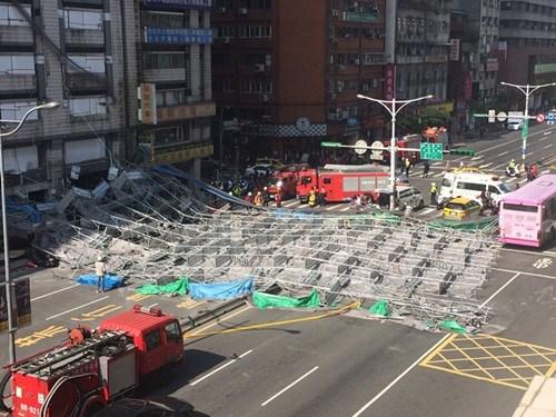 臺(tái)北市寧波東街和羅斯福路交叉口23日有腳手架倒塌，占據(jù)車道。臺(tái)灣“中央社”