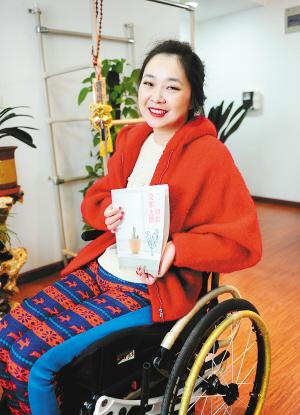 昨天下午，記者在鳳城八路的一個小區(qū)里，見到了輪椅上的28歲女孩兒劉燚。2009年夏天，因為一場車禍，她高位截癱，醫(yī)生宣布她“從此再也沒有生活質量”，可就是這個輪椅上的西安女孩，在2012年，和父母一起完成了一趟28個國家的旅行，而靠著僅有的能動的一個小拇指，她用一年多的時間，在電腦上敲出了這次旅行的游記，并集結成書，取名《一切都沒那么糟》。