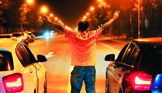 2013年8月25日凌晨，北京，在東壩大街路口進行的一場飆車。