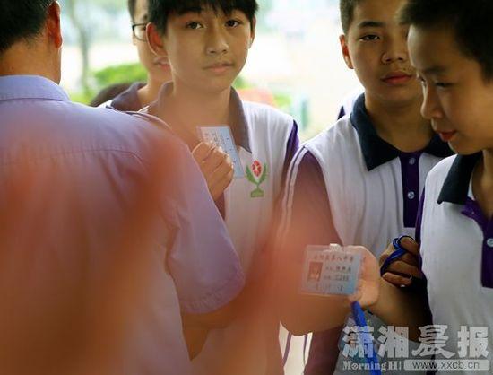 5月26日，岳陽(yáng)縣第八中學(xué)，學(xué)生出校門時(shí)出示通行證
