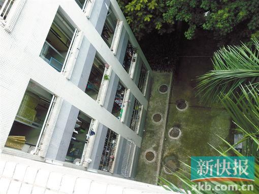 據(jù)目擊者稱,當(dāng)時(shí)墜樓者躺在右排中、下兩個(gè)井蓋中間附近。