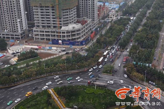 近日，不少通過(guò)陳楊寨轉(zhuǎn)盤的司機(jī)發(fā)現(xiàn)，4個(gè)方向的路口共新設(shè)了8個(gè)紅綠燈。