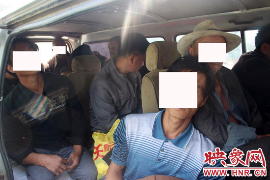 一輛8座的面包車竟然擠進(jìn)17個(gè)人。
