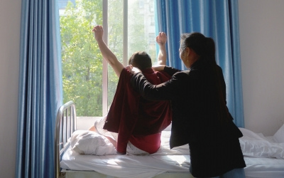 出院前，窗外透進(jìn)一道陽光，打在他的身上。
