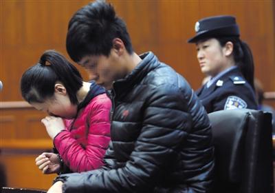 昨日，因殺死自己的親生兒子，被告人王某受審，其男友喬某則因涉嫌幫助毀滅證據(jù)罪受審。