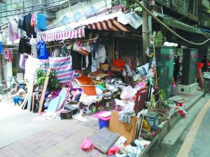 工作人員清理前，阿姨家周圍垃圾如山。