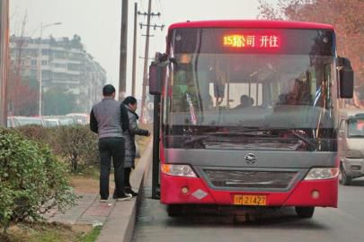 1月6日下午，資陽一輛15路公交車?？吭诋?dāng)時事發(fā)車站。