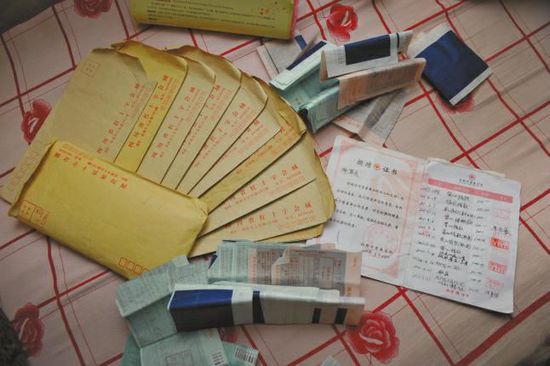 廖弟友捐款后保存的部分收據(jù)。