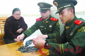 手機內(nèi)存卡因體積小、價值高，成為水客走私的“新寵”。圖為邊防官兵正在清點走私物品。