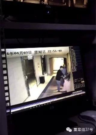 一女子在酒店被陌生男子拖拽。    視頻截圖