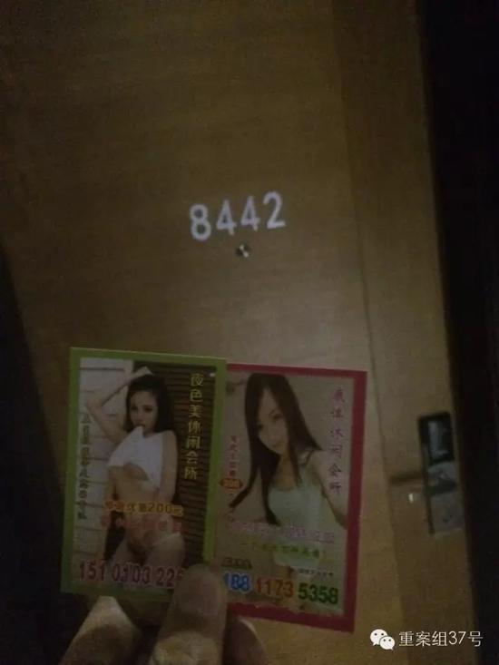 店多客房內(nèi)均發(fā)現(xiàn)有“小卡片”。    新京報記者 林斐然 攝