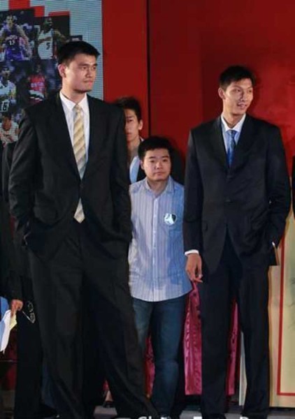鄧超夫婦以及于嘉、林書豪，放在人群里都是不錯的身高，顯然，他們選錯了參照物。