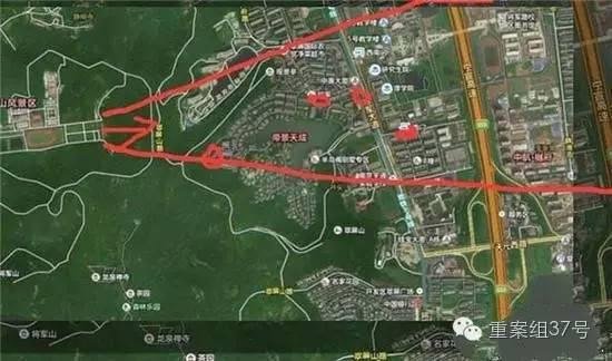射擊場子彈射出方向（紅箭頭）有多個居民小區(qū) 。 圖片來源：交匯點新聞