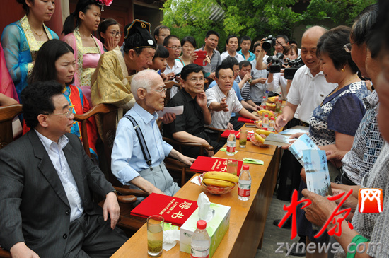 余光中、汪國真做客杜甫故里 共話詩圣家國情懷
