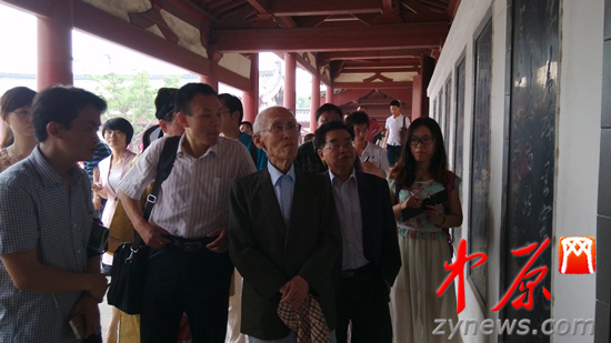 余光中、汪國真做客杜甫故里 共話詩圣家國情懷