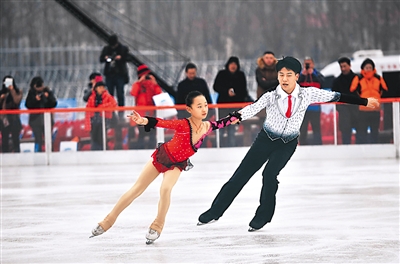 12月18日,五棵松冰世界體育樂園正式開門迎客,圖為花樣滑冰運(yùn)動(dòng)員進(jìn)行表演。