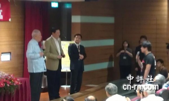 　大陸交換學生針對演講內(nèi)容，頻頻問李登輝，雙方一來一往。(中評社黃文杰攝)