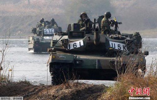 　資料圖：2011年11月2日，韓國(guó)軍隊(duì)在首爾東南100公里的驪州進(jìn)行軍事演習(xí)。