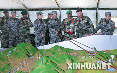 資料圖：2007年12月23日，中印陸軍聯(lián)合軍演中印參訓(xùn)指導(dǎo)組成員在進(jìn)行訓(xùn)練磋商
