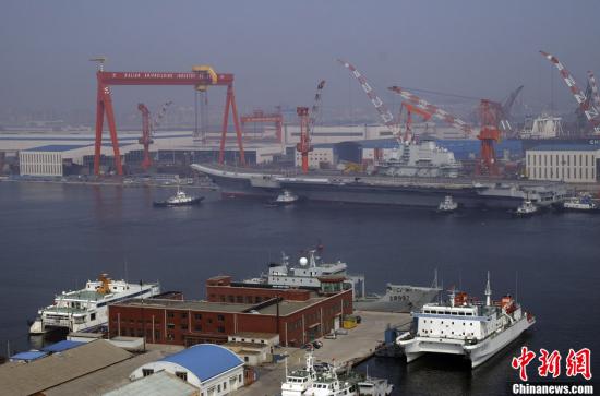 8月30日9時(shí)30分許，中國(guó)航母平臺(tái)在經(jīng)過第十次海試后，平穩(wěn)地?？吭谶|寧大連港碼頭。
