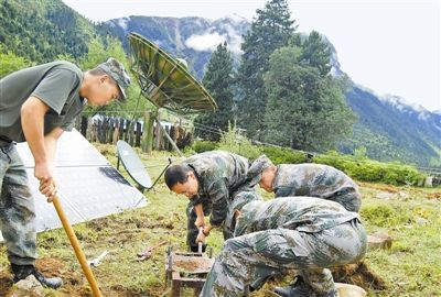 日東哨所官兵與專(zhuān)家一起鋪設(shè)線路