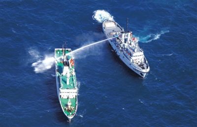 昨日，東海某海域，東海艦隊(duì)拖船使用高壓水炮為地方執(zhí)法船滅火