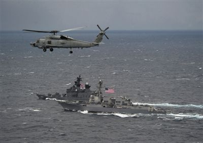 2011年1月10日，美國海軍驅(qū)逐艦與日本海上自衛(wèi)隊“鞍馬”號驅(qū)逐艦在日本長崎縣附近海域舉行聯(lián)合海上演習(xí)。資料圖片