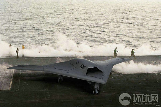 資料圖：X-47B無(wú)人機(jī)在林肯號(hào)航母上進(jìn)行系統(tǒng)連接測(cè)試。