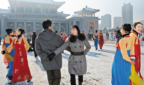 12月12日，朝鮮成功發(fā)射火箭后，平壤市民跳舞慶祝（資料圖）