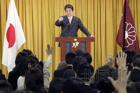 12月17日，日本自民黨總裁安倍晉三17日在黨總部會(huì)見記者，表示考慮與日本維新會(huì)和眾人之黨攜手修改憲法。
