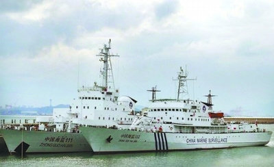 海監(jiān)111船（左）與112船，海監(jiān)111船原為海軍“海冰723號”破冰船