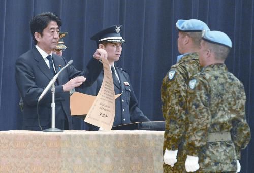 20日，日本首相安倍晉三向回國的戈蘭高地維和自衛(wèi)隊遞交政府獎狀。安倍在儀式上稱，近年“日本周邊的安全保障環(huán)境更加嚴(yán)峻”，為此將修改《防衛(wèi)計劃大綱》，進(jìn)一步加強(qiáng)日美同盟。