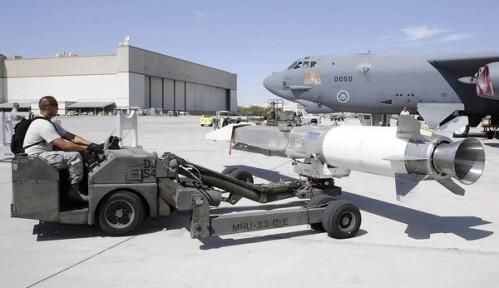 資料圖：美軍嘗試將“X-51 Wave Rider”飛行器掛在一架“B-52”轟炸機下，發(fā)射升空。