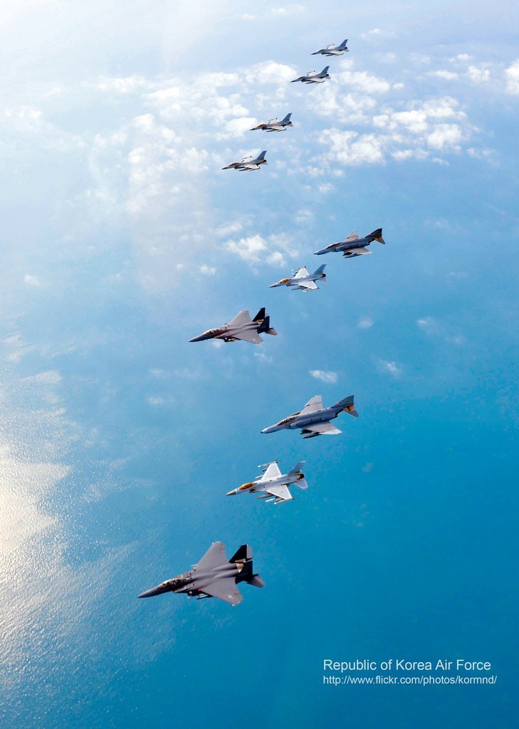 圖為韓空軍KF-16戰(zhàn)機、F-4戰(zhàn)機、F-15K兩代三型戰(zhàn)機編隊升空練作戰(zhàn)。