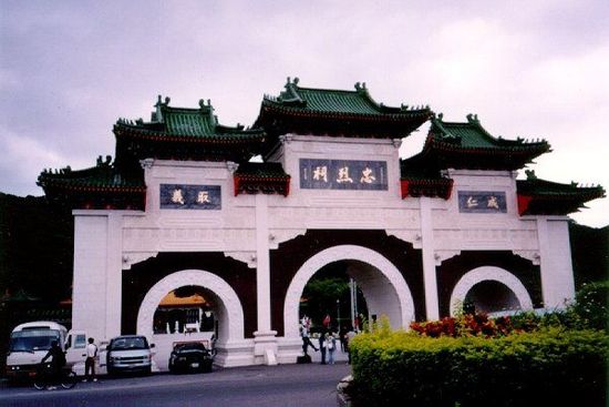 位于臺(tái)北的忠烈祠供奉著從孫中山革命，到抗日戰(zhàn)爭(zhēng)，解放戰(zhàn)爭(zhēng)所有陣亡國(guó)民黨士兵的靈位。