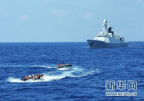 3月28日，十余名臨檢拿捕隊員從玉林艦出發(fā)，乘小艇駛向模擬可疑商船的艦只。