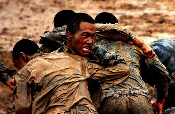 資料圖：濟南軍區(qū)某部特種兵魔鬼訓練。